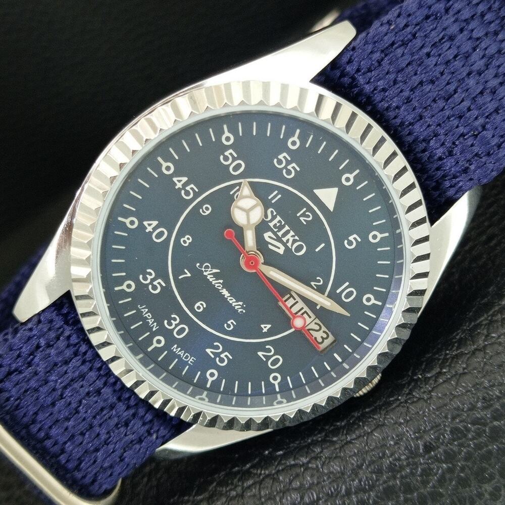 Vintage 1975 Seiko Automatic Mens Silver Watch W/daydate & Red Accents